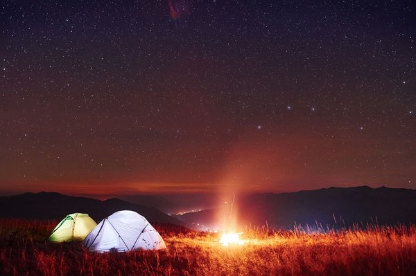 Quelles sont les meilleures techniques pour observer les étoiles en camping en région de désert?